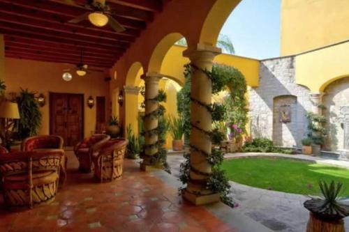 Luxurious 2 Bedroom Home With Fireplace