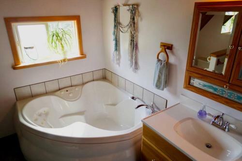 Ocean Friendly Amenities - Hot Tub, Great Location