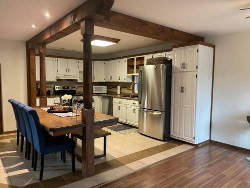 Cheerful 4-bedroom Cottage In Nature Setting