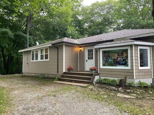 Cheerful 4-bedroom Cottage In Nature Setting
