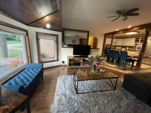 Cheerful 4-bedroom Cottage In Nature Setting