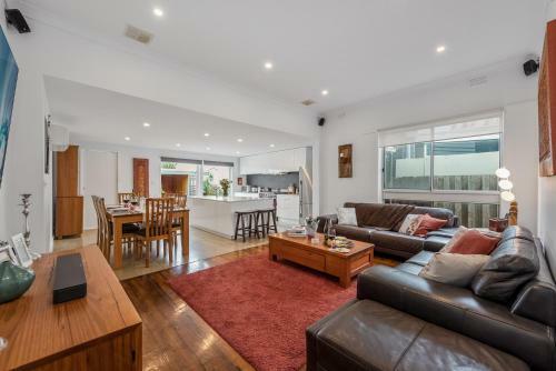 Villa Staycentral - Richmond Residence