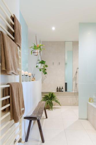 Villa Architectural Home, Pool Oasis/ Steps From Trendy Chapel St.
