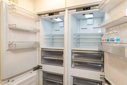 Apartamento Luxury 2br Condo W/ Great View In Surrey Center