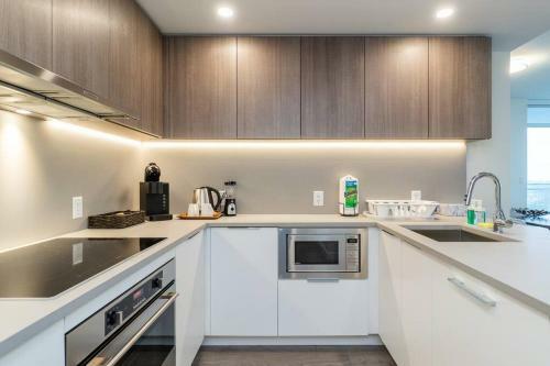 Apartamento Luxury 2br Condo W/ Great View In Surrey Center