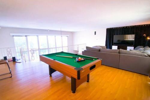Private Hilltop Villa W/pool, Office & Fiber Wifi