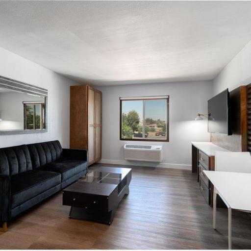 Hotel Homestay Suites - Studios & Spas