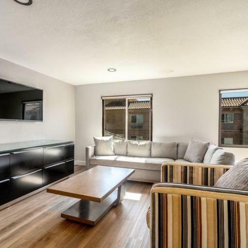 Hotel Homestay Suites - Studios & Spas