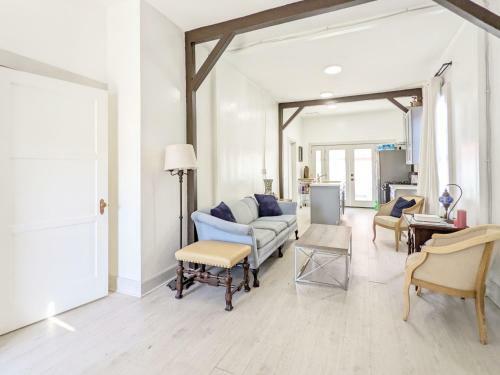 2 Bed / 2 Bath Steps From Circle Of Orange