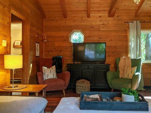 Whimsical Cabin In The Woods With Spa, Fireplace And Pet Friendly