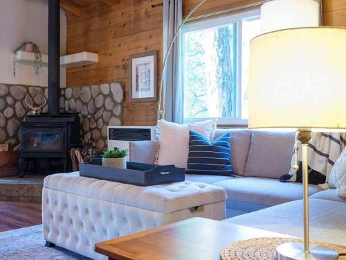 Whimsical Cabin In The Woods With Spa, Fireplace And Pet Friendly
