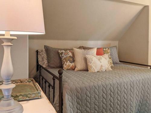 Whimsical Cabin In The Woods With Spa, Fireplace And Pet Friendly