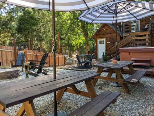 Whimsical Cabin In The Woods With Spa, Fireplace And Pet Friendly