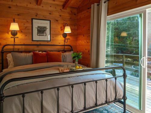 Whimsical Cabin In The Woods With Spa, Fireplace And Pet Friendly