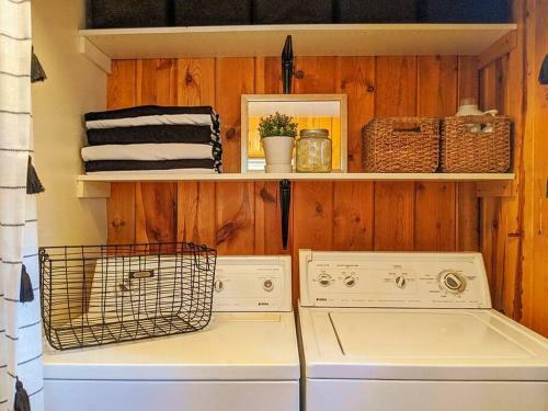 Whimsical Cabin In The Woods With Spa, Fireplace And Pet Friendly