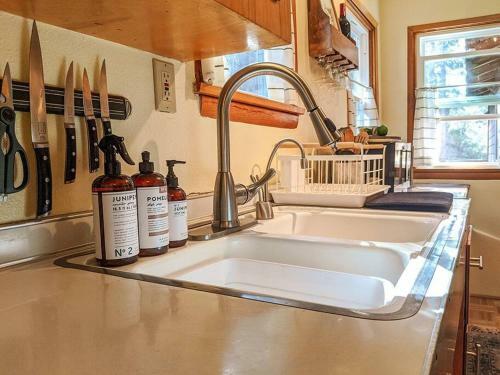 Whimsical Cabin In The Woods With Spa, Fireplace And Pet Friendly