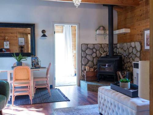 Whimsical Cabin In The Woods With Spa, Fireplace And Pet Friendly