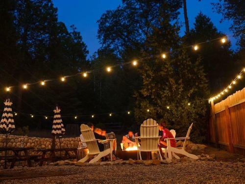 Whimsical Cabin In The Woods With Spa, Fireplace And Pet Friendly