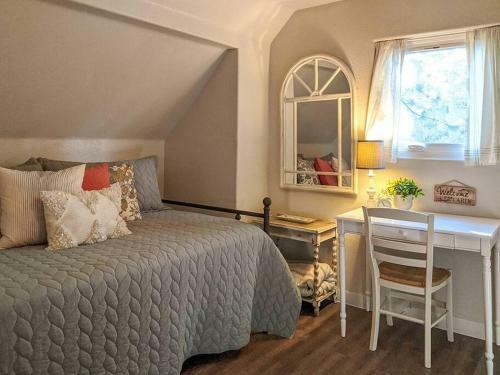 Whimsical Cabin In The Woods With Spa, Fireplace And Pet Friendly