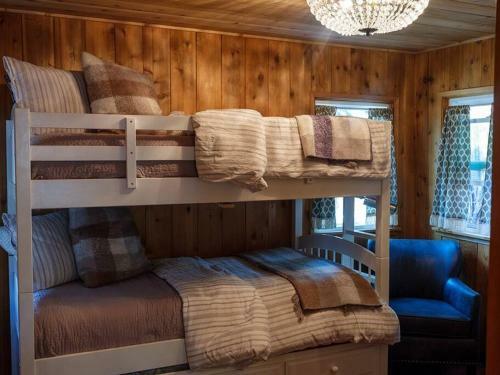 Whimsical Cabin In The Woods With Spa, Fireplace And Pet Friendly