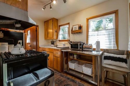 Whimsical Cabin In The Woods With Spa, Fireplace And Pet Friendly