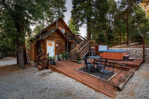 Whimsical Cabin In The Woods With Spa, Fireplace And Pet Friendly