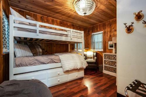 Whimsical Cabin In The Woods With Spa, Fireplace And Pet Friendly