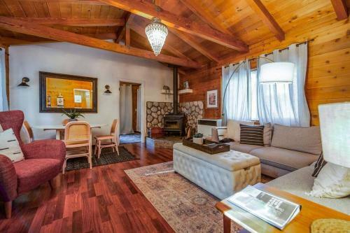 Whimsical Cabin In The Woods With Spa, Fireplace And Pet Friendly