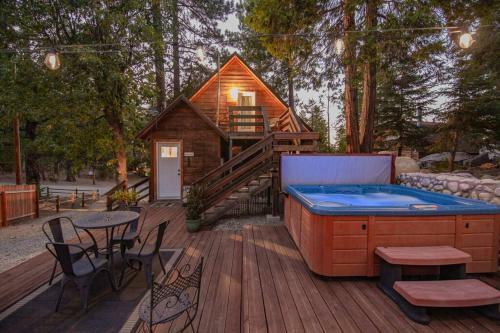 Whimsical Cabin In The Woods With Spa, Fireplace And Pet Friendly