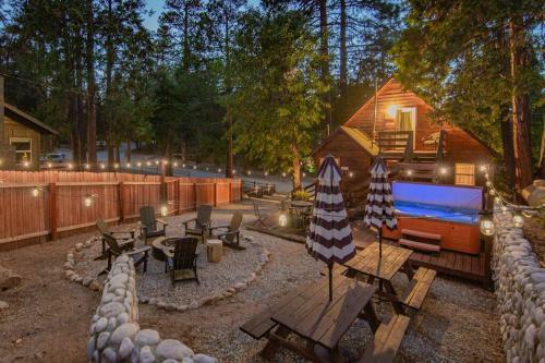 Whimsical Cabin In The Woods With Spa, Fireplace And Pet Friendly