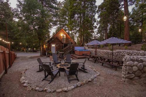 Whimsical Cabin In The Woods With Spa, Fireplace And Pet Friendly