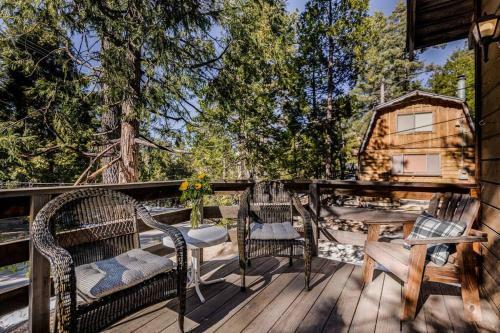Whimsical Cabin In The Woods With Spa, Fireplace And Pet Friendly