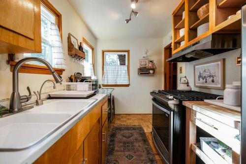 Whimsical Cabin In The Woods With Spa, Fireplace And Pet Friendly