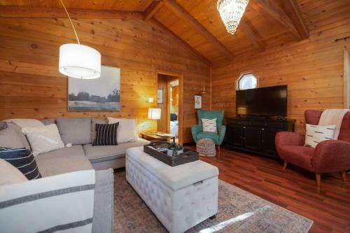 Whimsical Cabin In The Woods With Spa, Fireplace And Pet Friendly