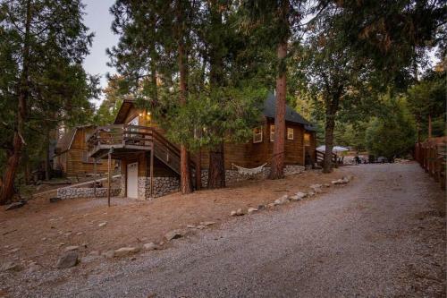 Whimsical Cabin In The Woods With Spa, Fireplace And Pet Friendly