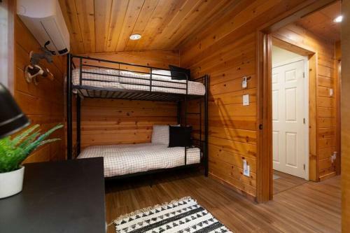 Modern Charming Cabin With Spa, Fireplace, And Pet Friendly.
