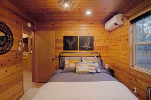 Modern Charming Cabin With Spa, Fireplace, And Pet Friendly.