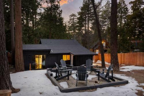 Modern Charming Cabin With Spa, Fireplace, And Pet Friendly.