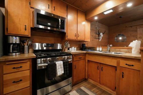 Modern Charming Cabin With Spa, Fireplace, And Pet Friendly.