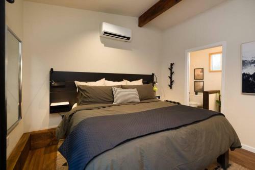 Modern Charming Cabin With Spa, Fireplace, And Pet Friendly.