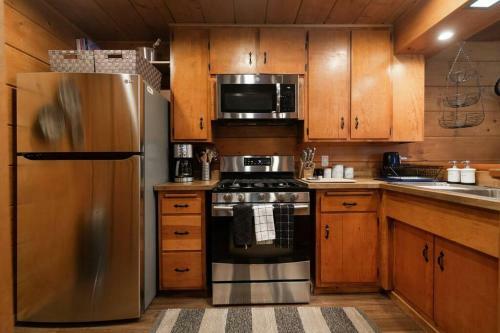 Modern Charming Cabin With Spa, Fireplace, And Pet Friendly.