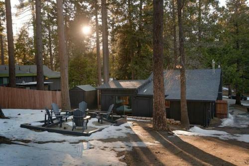 Modern Charming Cabin With Spa, Fireplace, And Pet Friendly.