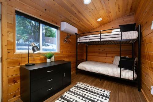 Modern Charming Cabin With Spa, Fireplace, And Pet Friendly.