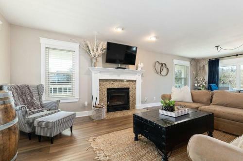 Wine Country Modern Farmhouse W/ Heated Pool & Spa