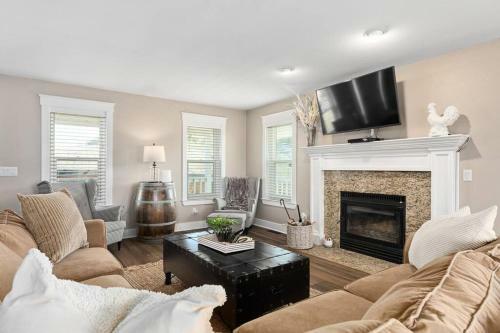 Wine Country Modern Farmhouse W/ Heated Pool & Spa