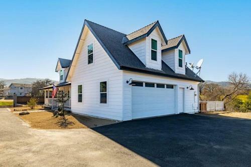 Wine Country Modern Farmhouse W/ Heated Pool & Spa