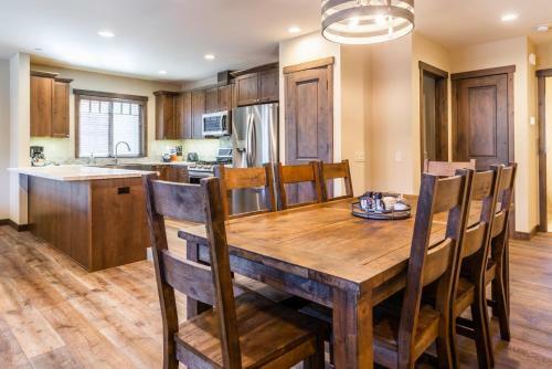 #514 Ski In Ski Out Mountainside Home