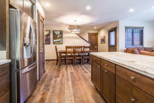 #514 Ski In Ski Out Mountainside Home