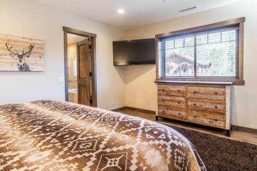 #514 Ski In Ski Out Mountainside Home