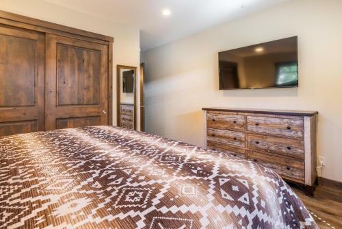 #514 Ski In Ski Out Mountainside Home
